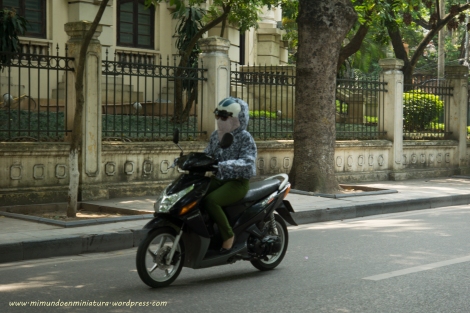 Chica-invisible paseando por Ha Noi, Vietnam.